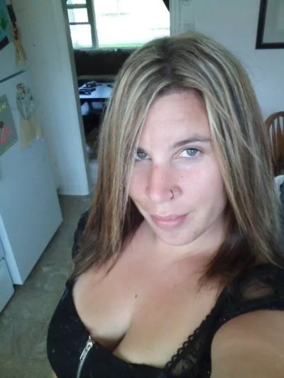 Сочные дойки и сексуальные круглости горячей красотки