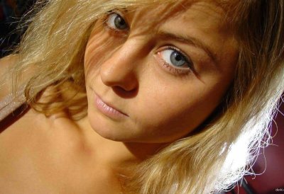 Красотка соблазнительно демонстрирует свои прелести