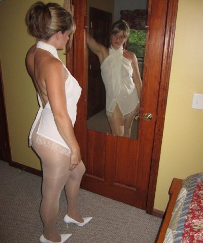 Сексуальная бестия в светлом наряде без нижнего белья