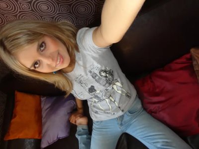 Сладкая Тинка показывает свое соблазнительное тело без одежды