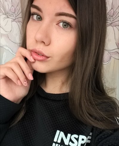 Шикарная кокетка с мини-бюстом демонстрирует свои прелести