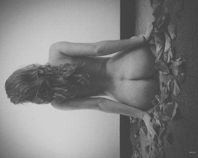 Милашка обожает показывать свое обнаженное тело на пляже