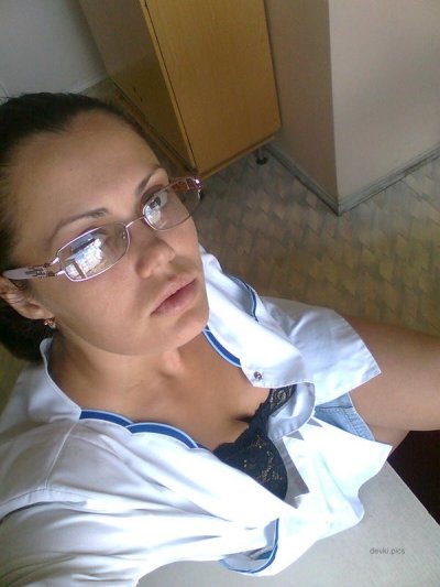 Развратная медсестра демонстрирует свою промежность