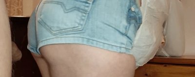 Девушка в голубеньких шортиках и без нижнего белья