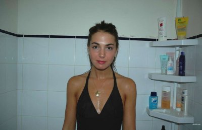 Очаровательная студентка наслаждается расслабляющей ванной процедурой