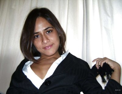 Развратная чернокожая красотка демонстрирует свою интимную зону