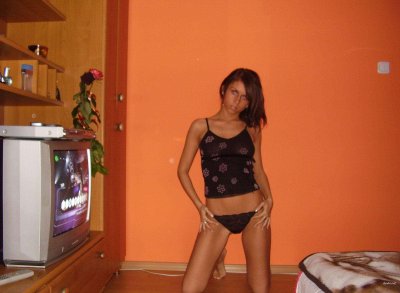 Без цензуры: красотка раздевается до гола на свежем воздухе