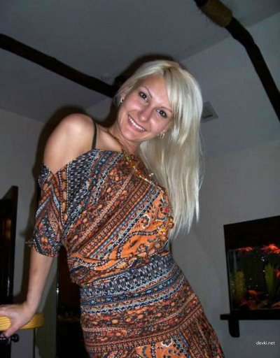 Не стесняющаяся жена-блондинка готова удивить вас!