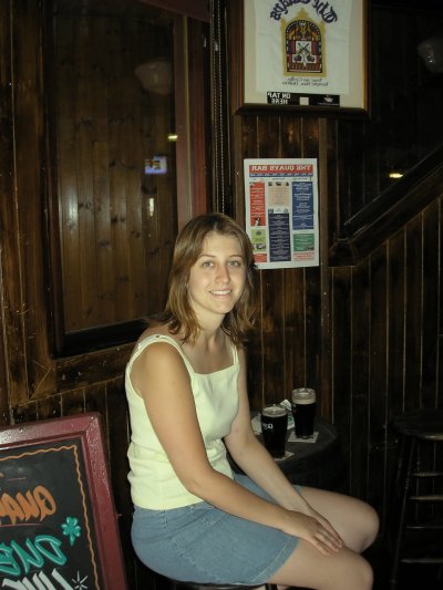 Трахает свою молоденькую красотку в разнообразных положениях