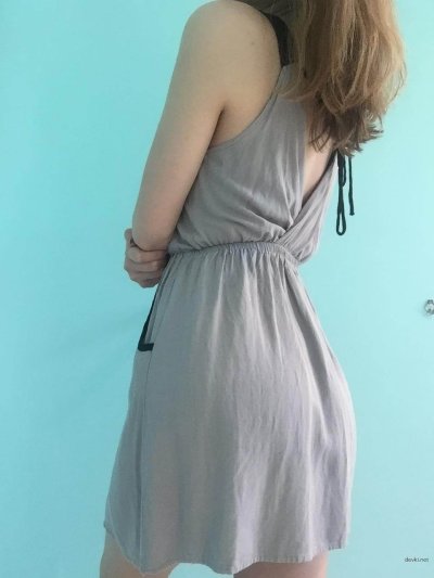 Показывает свои сексуальные изгибы