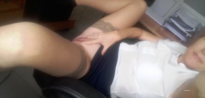 Любимая отправляет эротические снимки с офиса