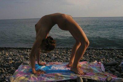 Девушка в озере купалась и возбуждает всех вокруг!