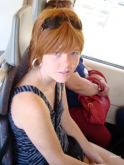 Молоденькая деваха показывает фигуру — частное селфи 18+