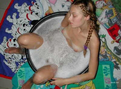 Молоденькая моется в тазу — сиськи и попка на фото