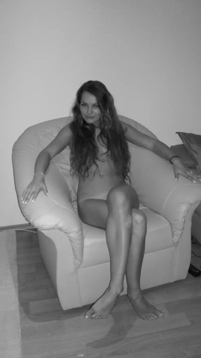 Сексуальная брюнетка с идеальными формами