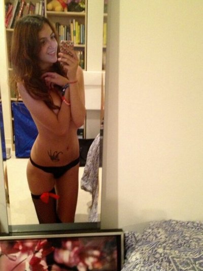 Развратная красотка пьянеет и снимает одежду!