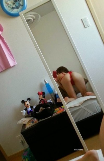 Азиатка демонстрирует свою невинную волосатую пилотку на снимках