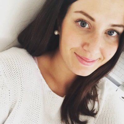 Шикарная брюнетка расположилась обнаженной, демонстрируя свои прелести