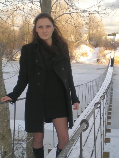 Модель в чулках без нижнего белья и сосет