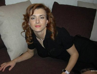 Обворожительная дама снимает одежду и делает селфи в своей квартире