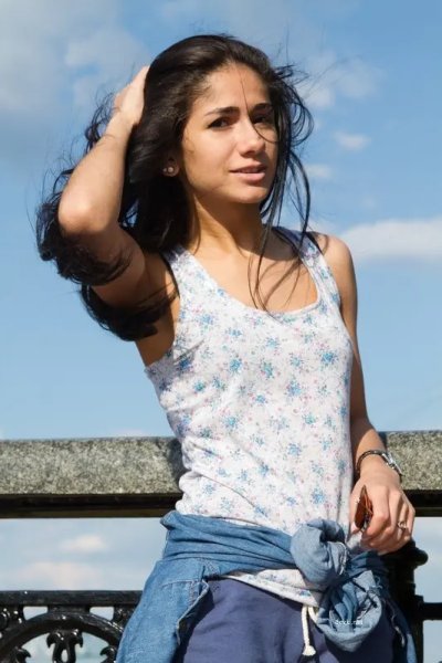 Привлекательная армянская красотка без трусиков в кадре