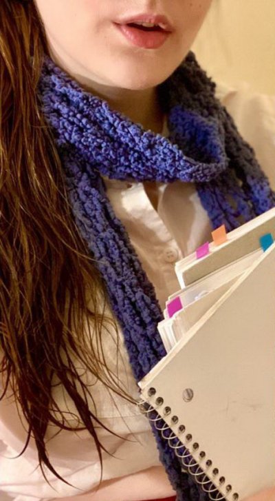 Молоденькая студентка с обворожительным бюстом демонстрирует пышную киску