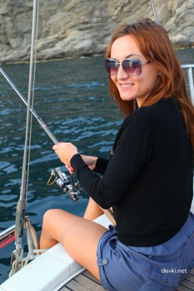 Тёлка сама выложила свои фото — сиськи и попа на селфи