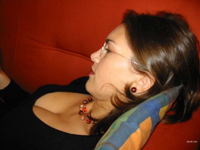 Очаровательная девушка наслаждается отдыхом в тропическом раю