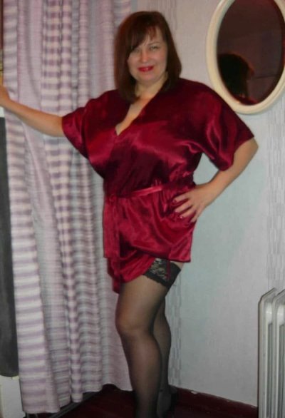 Опытная дамочка в образе для восточного танца