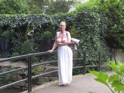 Опытная дама наслаждается обнаженными прогулками, ощущая возбуждение