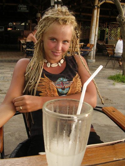 Девушка показывает свои интимные места перед камерой