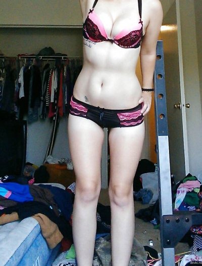 Молодая сексуальная красотка демонстрирует свою сладкую промежность