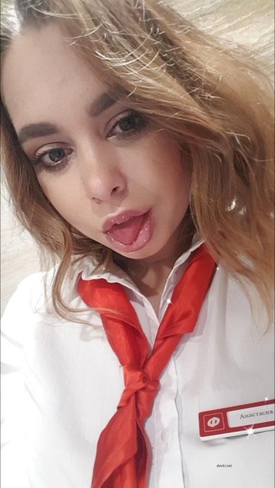 Заводная брюнетка демонстрирует свою интимную зону