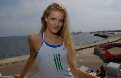 Очаровательная блондинка с обворожительной улыбкой и горячим взглядом