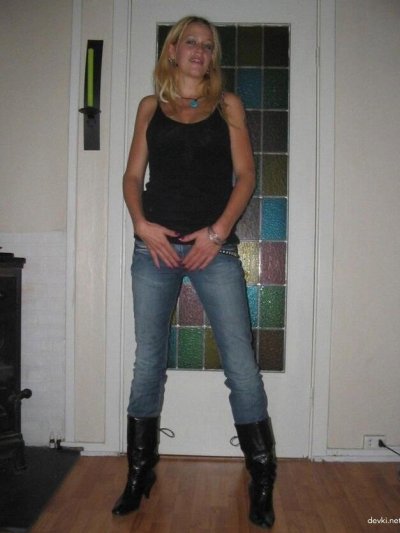 Задница молодой блондиночки в деле