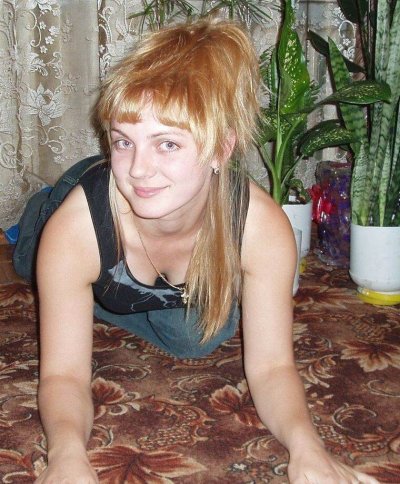 Эротические снимки полненькой красотки в чулочках