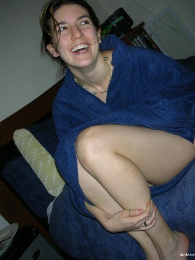 Молодая девушка ласкает киску