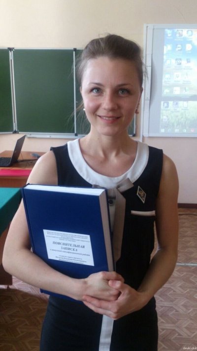 Молодая девушка фотографирует свои интимные снимки