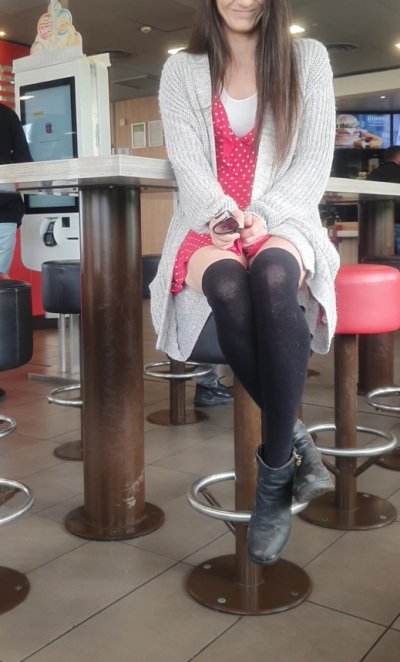 Девушка показала свои прелести на улице, подчеркнув влажность.