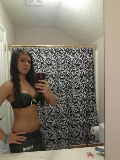 Привлекательная шатенка с отличной попкой - привлекательная дама с прекрасными формами