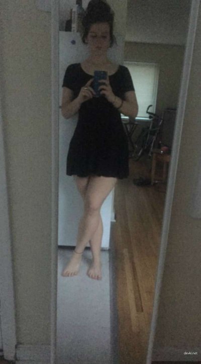 Развратная девушка демонстрирует интимные места на камеру