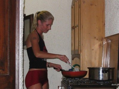 Блондинка на отдыхе ласкает и страстно трахается с мужчиной