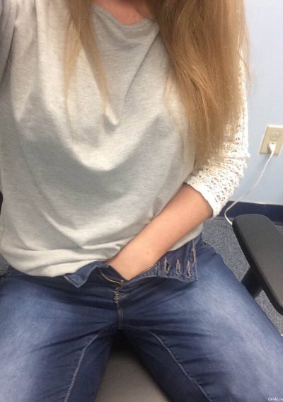 Фотографирует себя в интимных позах во время труда