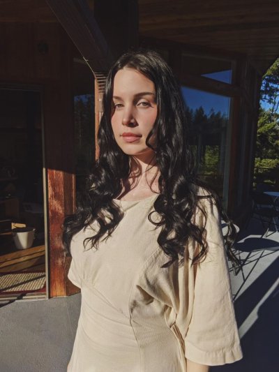 Брюнетка показывает свою привлекательную фигурку для взрослых