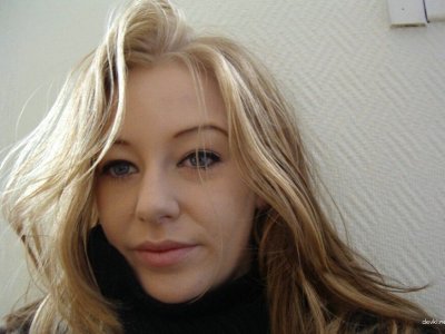 Горячая рыжая красотка делает минет