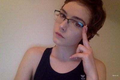 Обалденная крошка мастурбирует свои отверстия