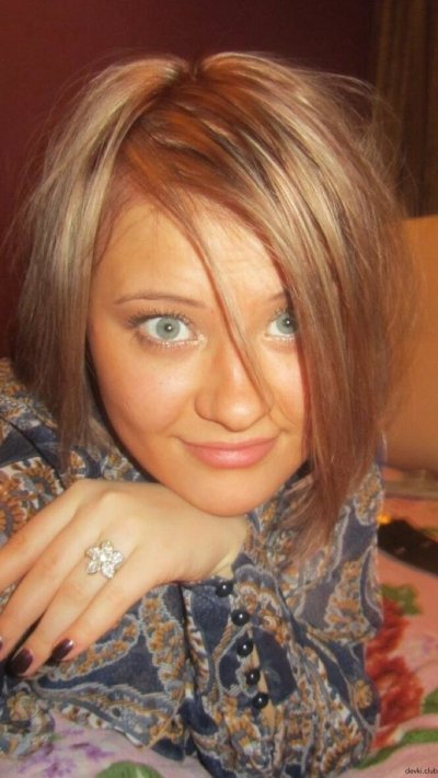 Снимает себя без одежды на камеру