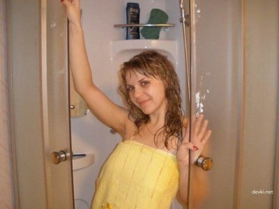 Юная красотка с гладко выбритой интимной зоной