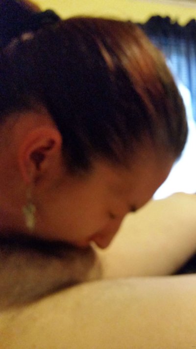 Девушка нежно удовлетворяет партнера оральными ласками