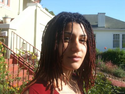 Похотливый взгляд на обнаженную задницу девушки